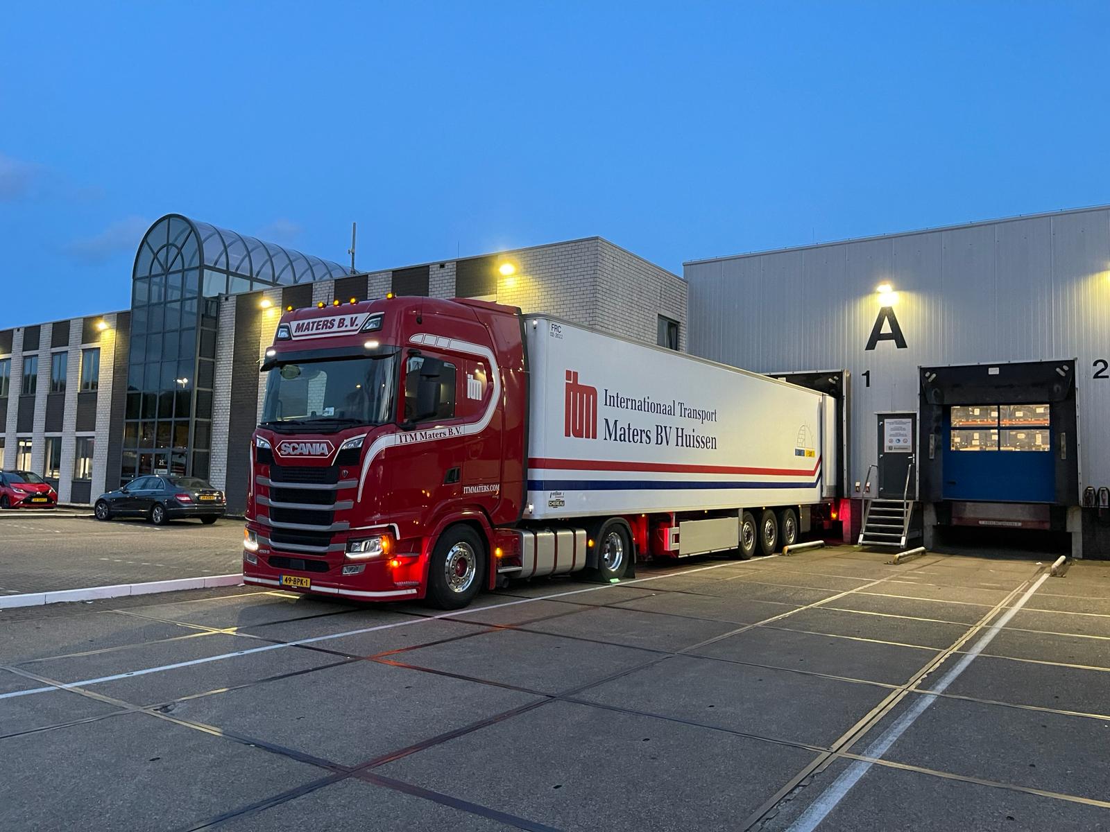 Koel/vries opleggers met laadklep